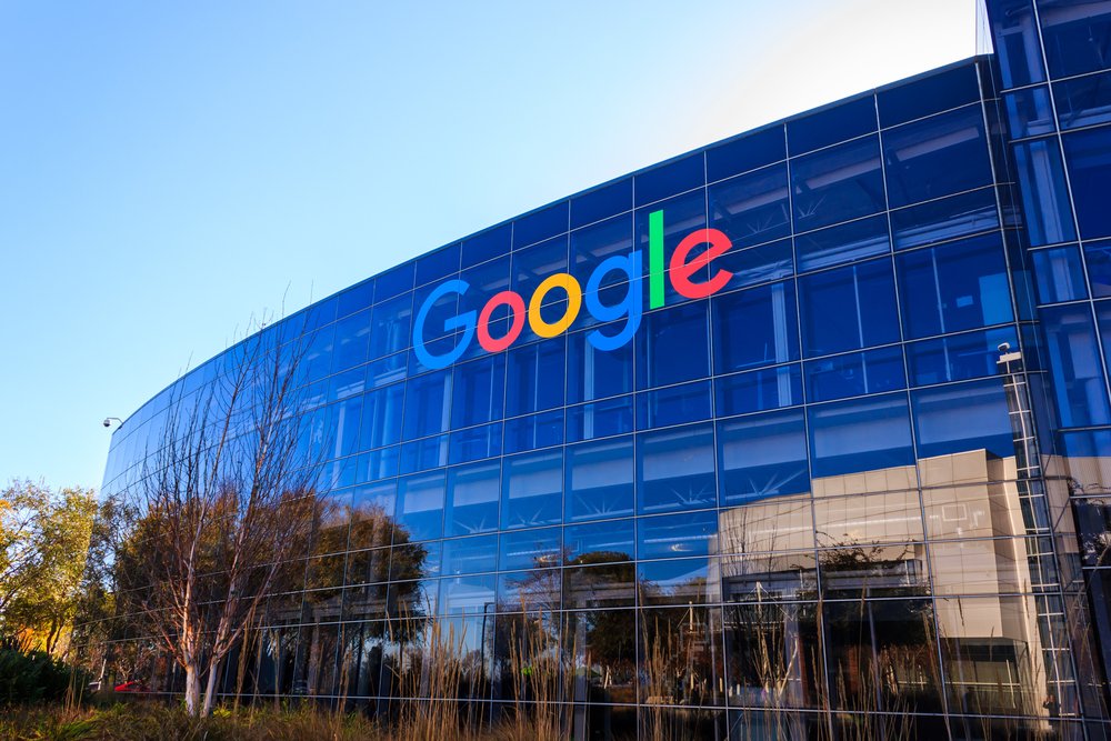Prédio do Google mostrando uma grande fachada de vidro e o letreiro "Google"