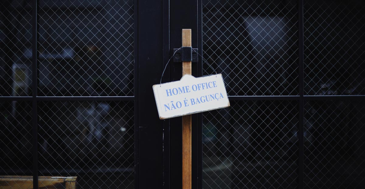 Um portão trancado com a placa "home office não é bagunça"