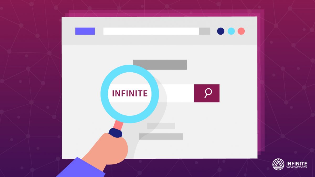 Pessoa segura uma lupa sobre um site de busca, revelando o logotipo da Infinite
